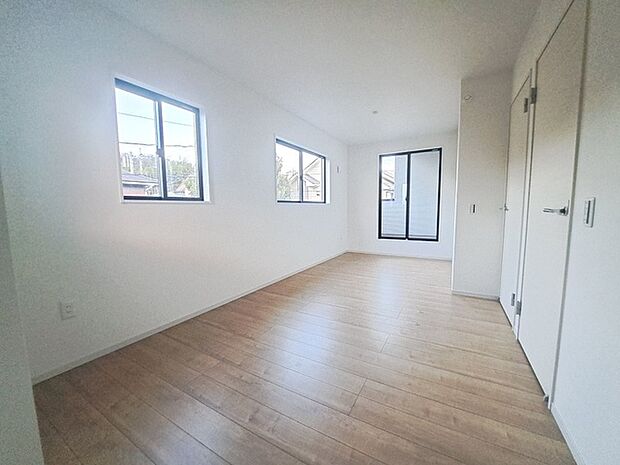 洋室はモダンなデザインと機能性を備え、快適な生活空間に。明るい窓から差し込む自然光が広々とした空間をさらに明るく開放的に感じさせます。  