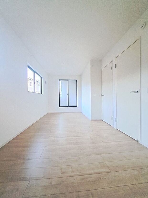 実際に室内をご見学頂くと生活のイメージが広がると思います。家具を置いたイメージや窓からの景色など。周辺で販売に出している物件も一緒にまとめてご見学頂き、比較する事もできます。