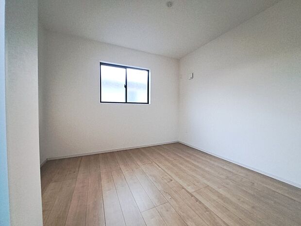 実際に室内をご見学頂くと生活のイメージが広がると思います。家具を置いたイメージや窓からの景色など。周辺で販売に出している物件も一緒にまとめてご見学頂き、比較する事もできます。