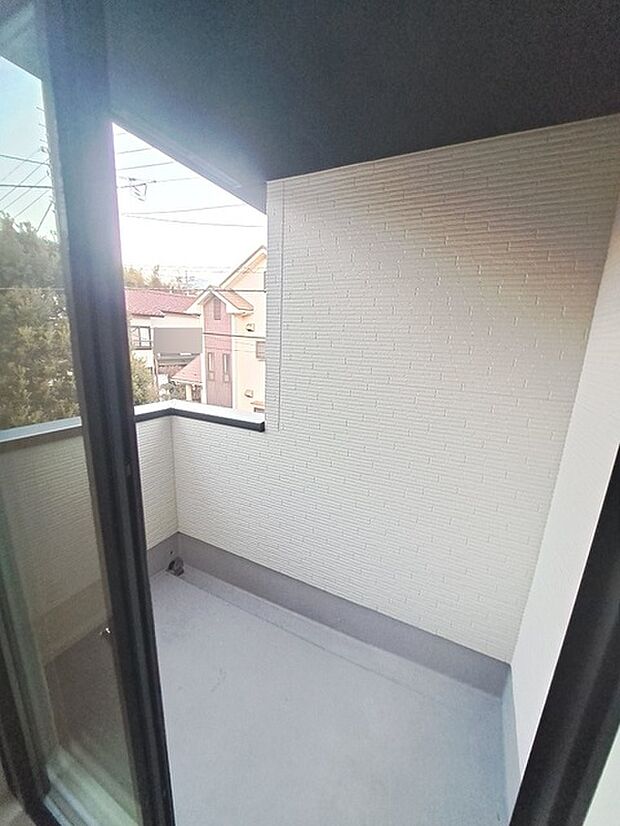 実際に室内をご見学頂くと生活のイメージが広がると思います。家具を置いたイメージや窓からの景色など。周辺で販売に出している物件も一緒にまとめてご見学頂き、比較する事もできます。