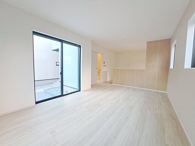 実際に室内をご見学頂くと生活のイメージが広がると思います。家具を置いたイメージや窓からの景色など。周辺で販売に出している物件も一緒にまとめてご見学頂き、比較する事もできます。