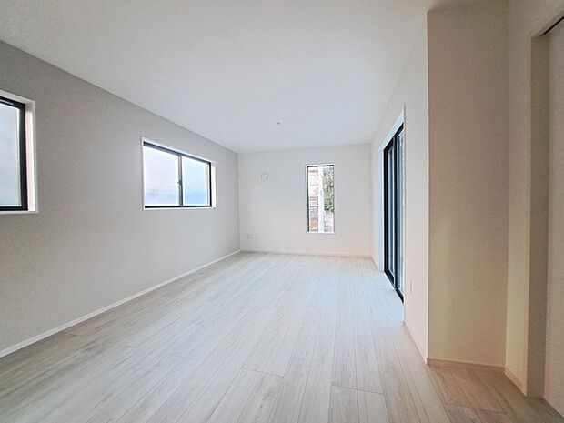 家族の集まるリビングは気持ちの良い自然光が差し込む団欒空間。室内のご見学予約も随時、受付中ですのでお気軽にお問合せください。 