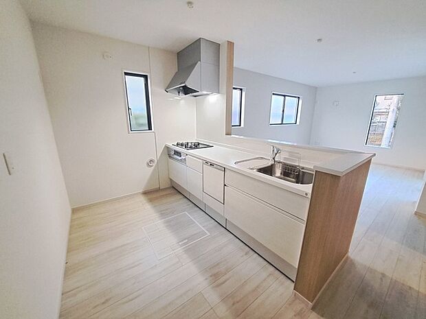 お料理をしながらリビングの家族やゲストとの会話が楽しめるカウンタータイプのキッチン。毎日のお料理を楽しく快適に。 