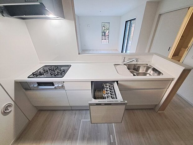 毎日の家事をサポートしてくれる食洗器も標準に装備。ちょっと嬉しい設備です 