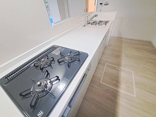 カウンターキッチンならではの開放的な見通し、全体が見渡せることでご家族の団欒スペースもより明るく笑顔が溢れる空間となります。 