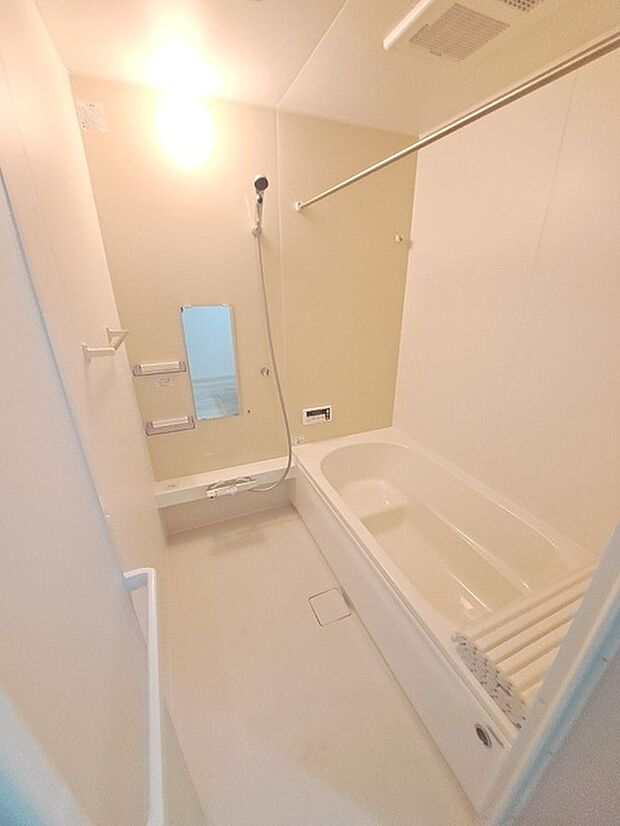 一日の疲れを癒してくれるゆったりとしたバスルームです。