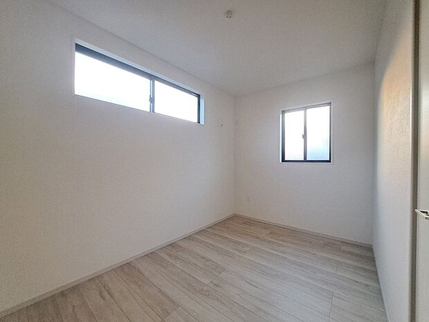 実際に室内をご見学頂くと生活のイメージが広がると思います。家具を置いたイメージや窓からの景色など。周辺で販売に出している物件も一緒にまとめてご見学頂き、比較する事もできます。