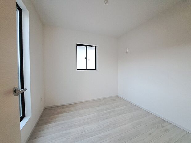 洋室はモダンなデザインと機能性を備え、快適な生活空間に。明るい窓から差し込む自然光が広々とした空間をさらに明るく開放的に感じさせます。  