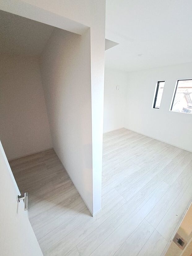 実際に室内をご見学頂くと生活のイメージが広がると思います。家具を置いたイメージや窓からの景色など。周辺で販売に出している物件も一緒にまとめてご見学頂き、比較する事もできます。