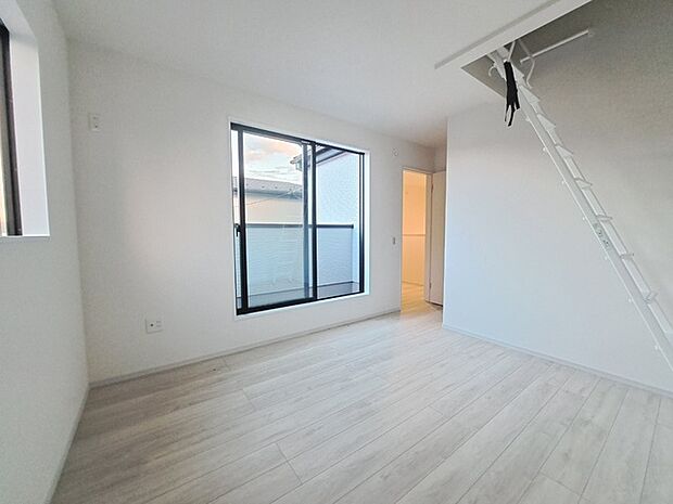 上部にロフトを配置。スタイリッシュかつ収納も豊富で長く機能的に住める家を目指して。