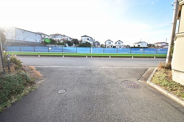 周辺は住宅が建ち並ぶ閑静な住宅街です。