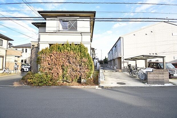 南側に建物が建っていないので開放感のあるロケーションです。 