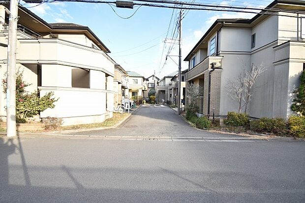 周辺は住宅が建ち並ぶ閑静な住宅街です。