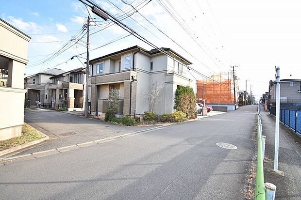 安心して暮らすことのできる住宅街。 住宅地の道路は一般に交通量が少なく車などの騒音が少ないため、住民にとって静かな生活環境が提供されます。