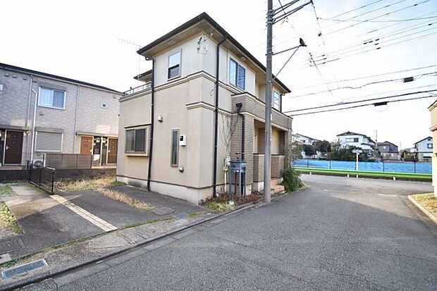 周辺の街並みの中で適度な主張、生活に溶け込むシンプルなデザインの外観が魅力の一戸建です。