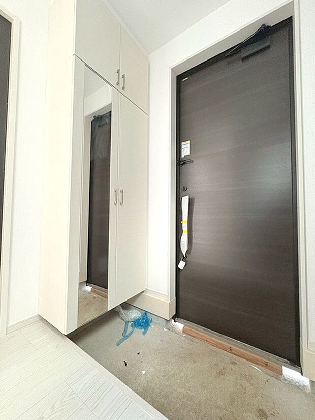 玄関は家の第一印象を左右する重要な場所。ほどよい広さとスタイリッシュな色遣いが印象的です。