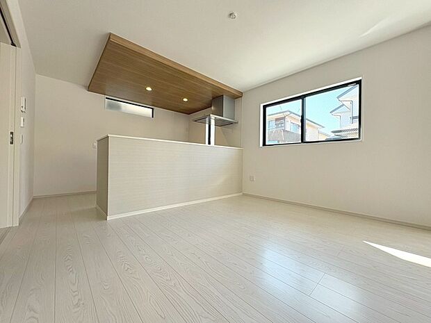 実際に室内をご見学頂くと生活のイメージが広がると思います。家具を置いたイメージや窓からの景色など。周辺で販売に出している物件も一緒にまとめてご見学頂き、比較する事もできます。