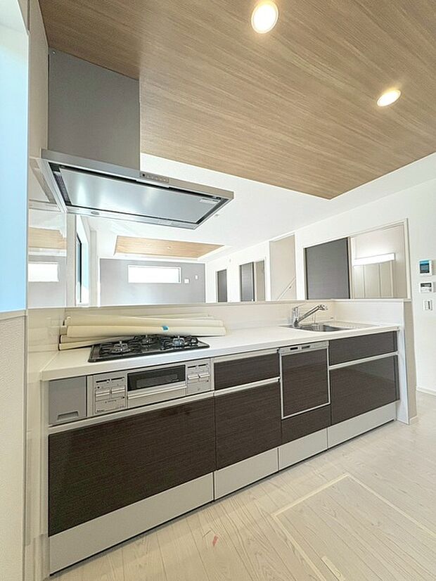 お料理をしながらリビングの家族やゲストとの会話が楽しめるカウンタータイプのキッチン。毎日のお料理を楽しく快適に。