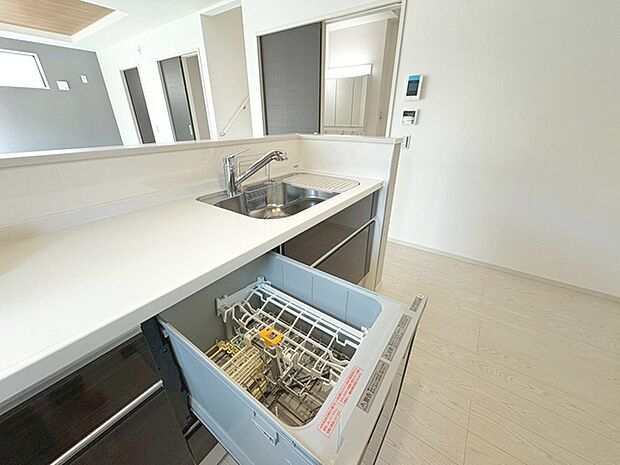毎日の家事をサポートしてくれる食洗器も標準に装備。ちょっと嬉しい設備です