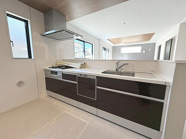 お料理をしながらリビングの家族やゲストとの会話が楽しめるカウンタータイプのキッチン。毎日のお料理を楽しく快適に。