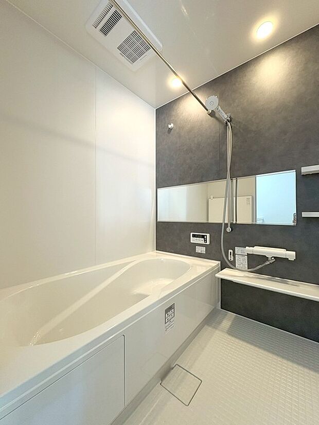 一日の疲れを癒してくれるゆったりとしたバスルームです。