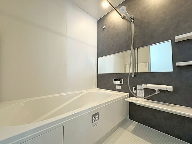 一日の疲れを癒してくれるゆったりとしたバスルームです。