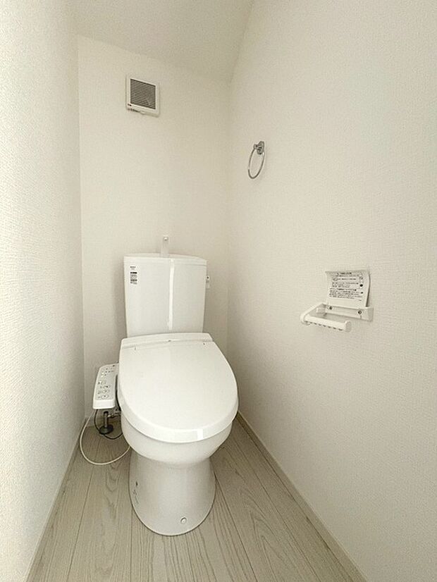 トイレにはウォシュレット機能を標準装備。