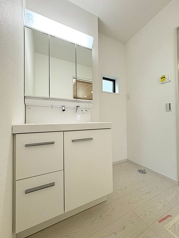 三面鏡に洗面台。 コンセントに照明機能、多機能性を備えた設備です。