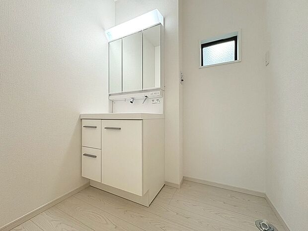 三面鏡に洗面台。 コンセントに照明機能、多機能性を備えた設備です。