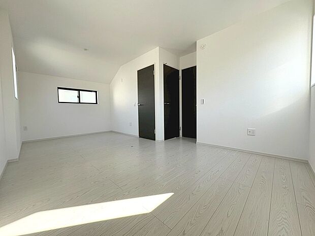 実際に室内をご見学頂くと生活のイメージが広がると思います。家具を置いたイメージや窓からの景色など。周辺で販売に出している物件も一緒にまとめてご見学頂き、比較する事もできます。