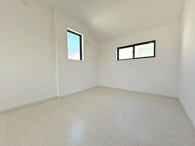 洋室はモダンなデザインと機能性を備え、快適な生活空間に。明るい窓から差し込む自然光が広々とした空間をさらに明るく開放的に感じさせます。