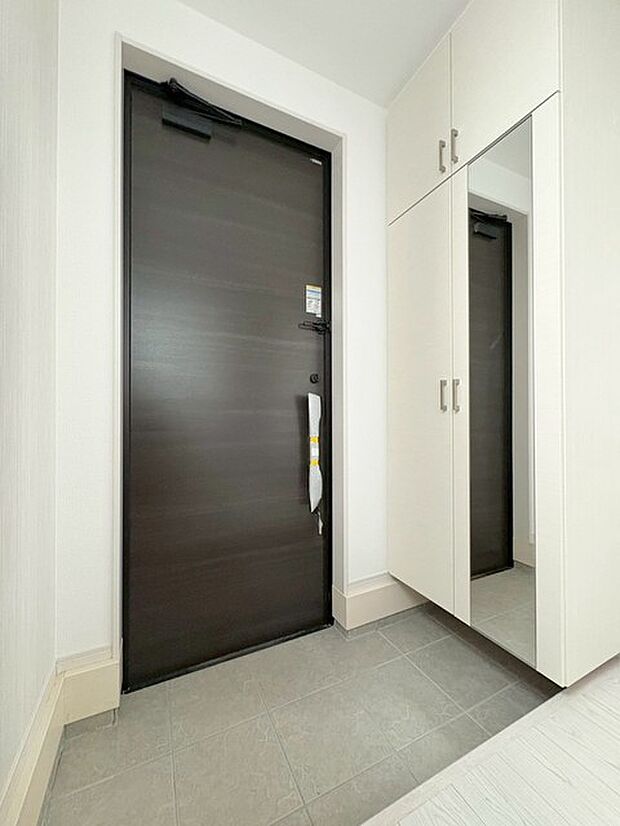 玄関は家の第一印象を左右する重要な場所。ほどよい広さとスタイリッシュな色遣いが印象的です。