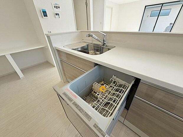 毎日の家事をサポートしてくれる食洗器も標準に装備。ちょっと嬉しい設備です