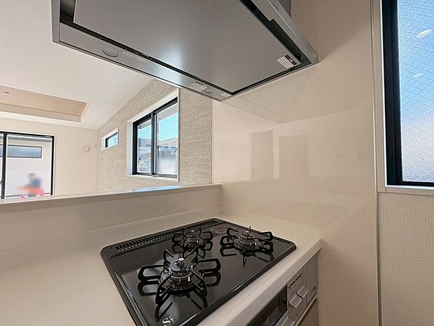 お料理をしながらリビングの家族やゲストとの会話が楽しめるカウンタータイプのキッチン。毎日のお料理を楽しく快適に。 