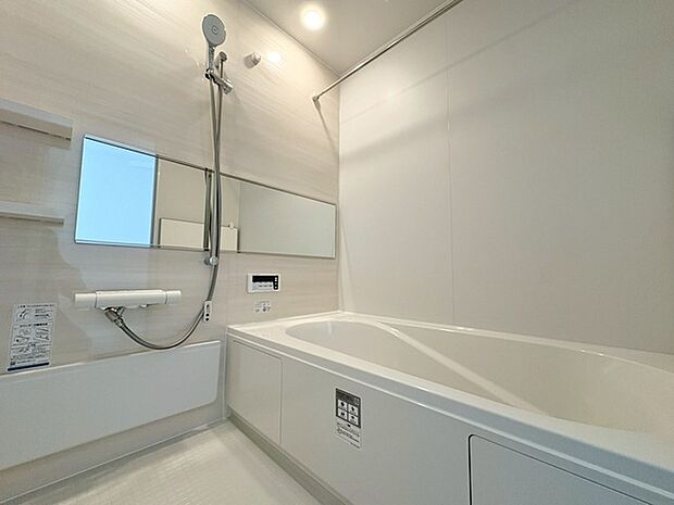 一日の疲れを癒してくれるゆったりとしたバスルームです。