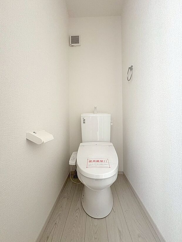 トイレにはウォシュレット機能を標準装備。 