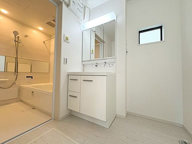 使いやすいタイプの洗面化粧台のあるランドリースペース 