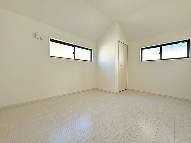 実際に室内をご見学頂くと生活のイメージが広がると思います。家具を置いたイメージや窓からの景色など。周辺で販売に出している物件も一緒にまとめてご見学頂き、比較する事もできます。