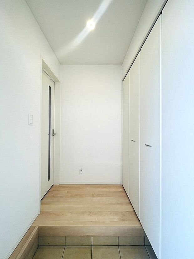 玄関は家の第一印象を左右する重要な場所。ほどよい広さとスタイリッシュな色遣いが印象的です。