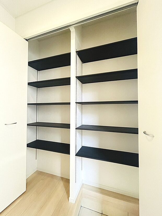 コンパクトながらも、使い勝手の良い玄関スペース。明るいデザインと、収納スペースを効果的に配置することで、使い勝手を最大限に引き出しています。