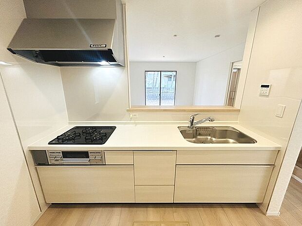 お料理をしながらリビングの家族やゲストとの会話が楽しめるカウンタータイプのキッチン。毎日のお料理を楽しく快適に。