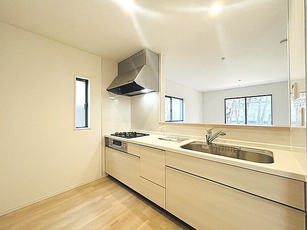 カウンターキッチンならではの開放的な見通し、全体が見渡せることでご家族の団欒スペースもより明るく笑顔が溢れる空間となります。