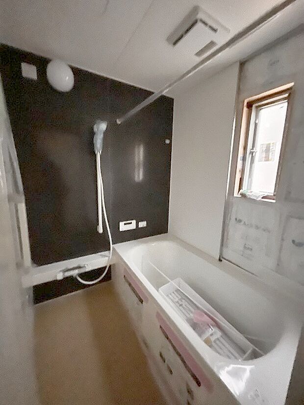 一日の疲れを癒してくれるゆったりとしたバスルームです。 