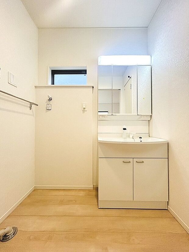 三面鏡に洗面台。 コンセントに照明機能、多機能性を備えた設備です。