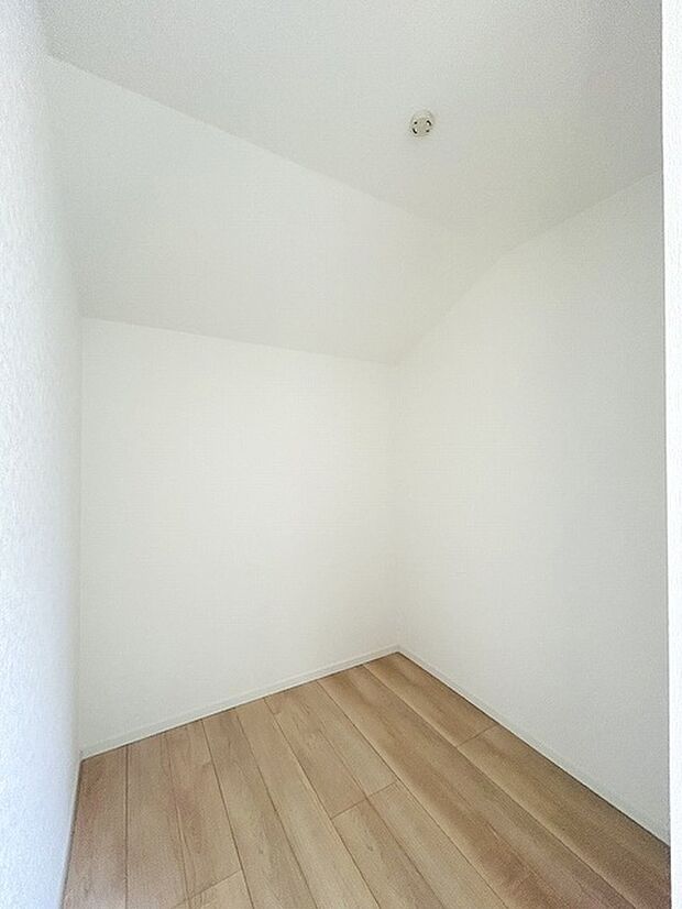 沢山のお洋服などを収納できそうなウォークインクローゼット。