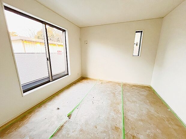 洋室はモダンなデザインと機能性を備え、快適な生活空間に。明るい窓から差し込む自然光が広々とした空間をさらに明るく開放的に感じさせます。  