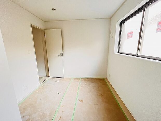 スマートなデザインと賢い収納が生活を快適にします。広々とした雰囲気を演出する工夫が施され、生活空間の魅力を引き出します。  