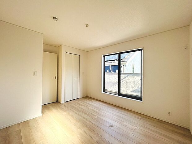 スタイリッシュなデザインと快適な居住性を兼ね備えた洋室。広々とした空間は、自分らしいインテリアを楽しむことができるほか、リラックスした時間を過ごすことができそうです。