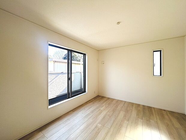 洋室はモダンなデザインと機能性を備え、快適な生活空間に。明るい窓から差し込む自然光が広々とした空間をさらに明るく開放的に感じさせます。