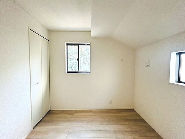 実際に室内をご見学頂くと生活のイメージが広がると思います。家具を置いたイメージや窓からの景色など。周辺で販売に出している物件も一緒にまとめてご見学頂き、比較する事もできます。